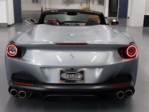 Used 2019 Ferrari Portofino RWD image 12