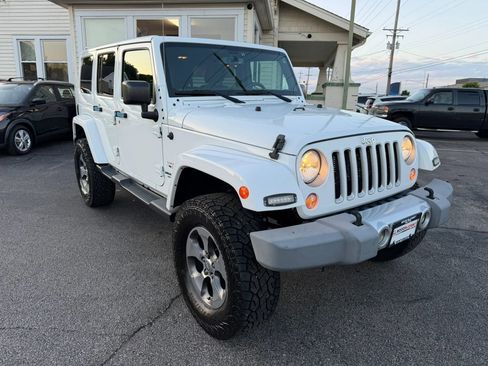 Used 2017 Jeep Wrangler Unlimited Sahara w/ Connectivity Group AWD/4WD image 5