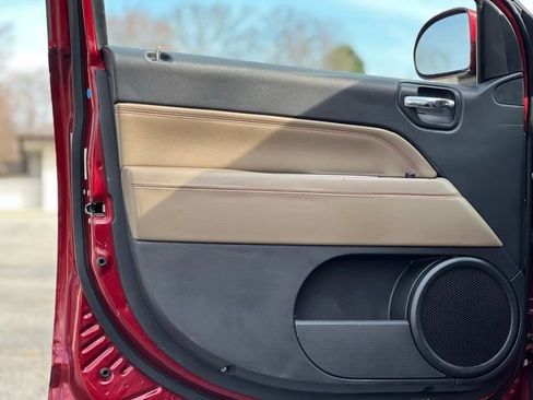 Used 2016 Jeep Compass Latitude image 10