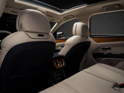 Used 2024 Bentley Bentayga AWD/4WD image 68