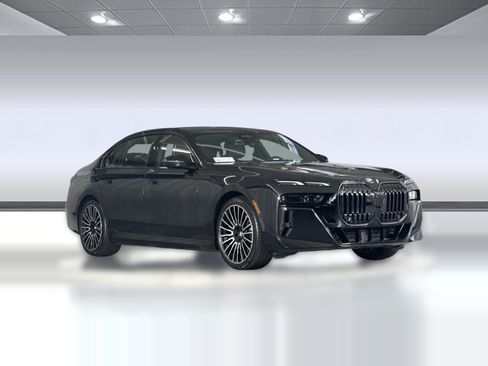 Used 2026 BMW i7 eDrive50 w/ M Sport Package RWD image 7