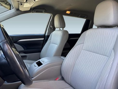 Used 2015 Toyota Highlander Plus FWD image 5