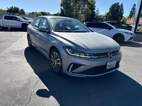 Used 2025 Volkswagen Jetta SE FWD image 3