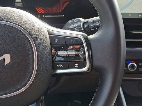 Used 2025 Kia Carnival FWD image 24