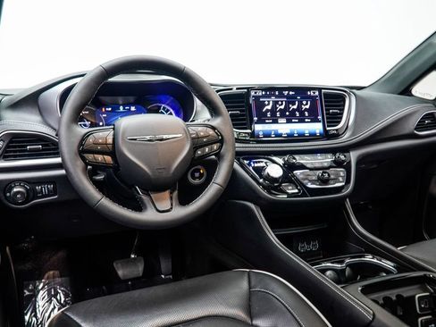 Used 2025 Chrysler Pacifica Premium FWD image 15