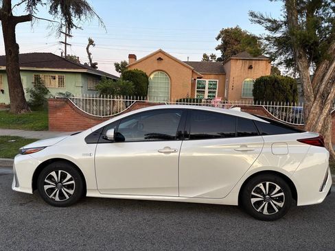 Used 2018 Toyota Prius Prime Premium image 6