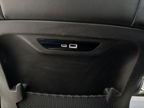 Used 2024 Chrysler Pacifica Touring-L image 39