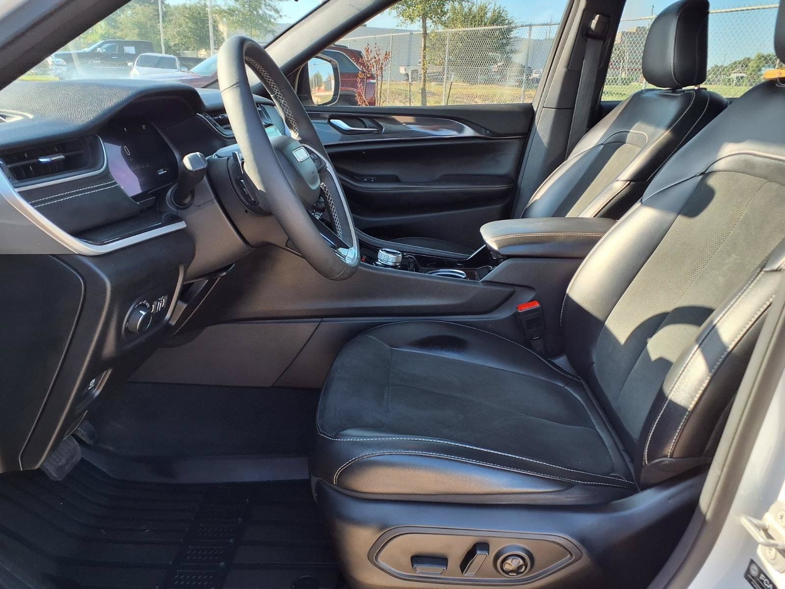 Used 2023 Jeep Grand Cherokee L Laredo AWD/4WD image 15