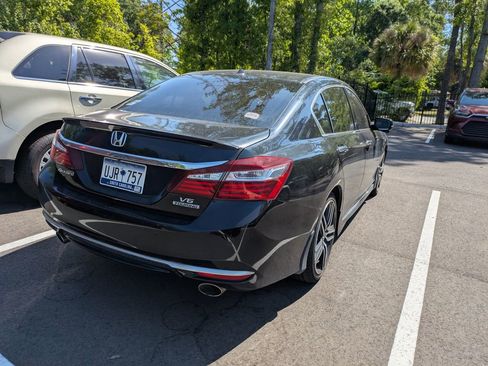 Used 2017 Honda Accord Touring image 6