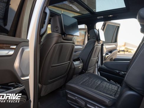 Used 2025 Cadillac Escalade Sport Platinum w/ LPO, ONYX Package image 19