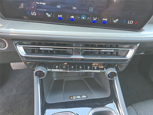 Used 2025 Chevrolet Traverse LT FWD image 28
