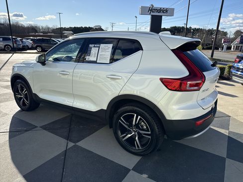 Used 2025 Volvo XC40 B5 Core image 8