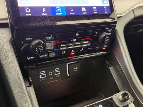 Used 2024 Jeep Grand Cherokee L Limited image 20