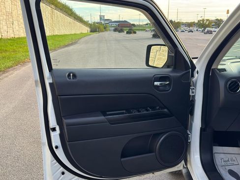 Used 2011 Jeep Patriot Latitude AWD/4WD image 10
