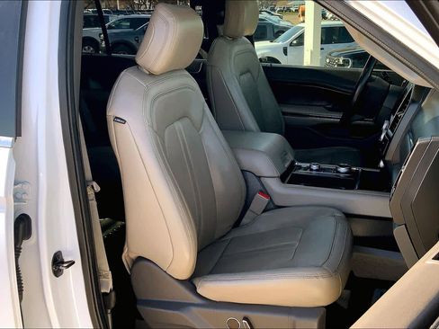 Used 2019 Ford Expedition Limited image 8