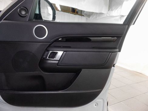 Used 2019 Land Rover Discovery SE image 20