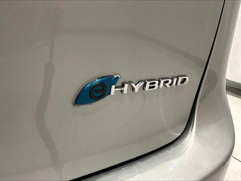 Used 2024 Chrysler Pacifica Select image 24