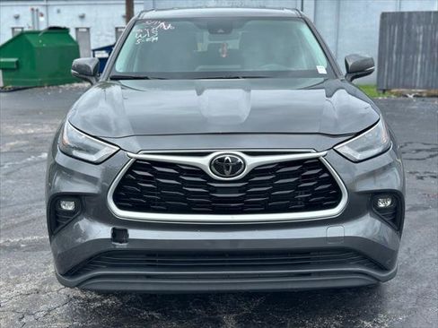 Used 2024 Toyota Highlander LE AWD/4WD image 3