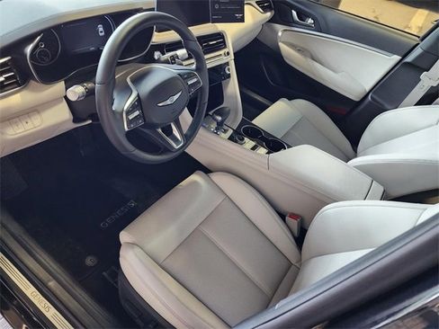 Used 2025 Genesis G70 2.5T image 12