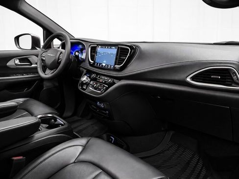 Used 2023 Chrysler Pacifica Touring-L w/ Uconnect Theater Family Group image 14