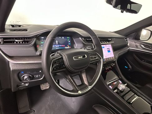 Used 2023 Jeep Grand Cherokee Overland w/ Luxury Tech Group IV AWD/4WD image 17