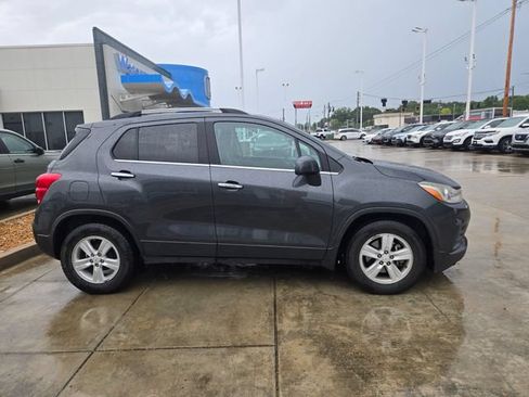 Used 2017 Chevrolet Trax LT w/ LT Convenience Package FWD image 6