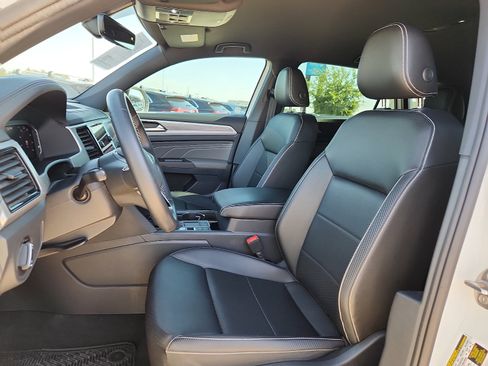 Used 2023 Volkswagen Atlas Cross Sport SE FWD image 12