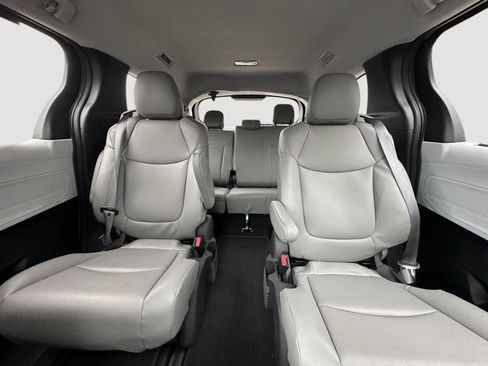 Used 2025 Toyota Sienna XLE image 13