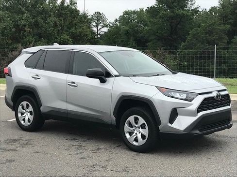 Used 2022 Toyota RAV4 LE FWD image 2