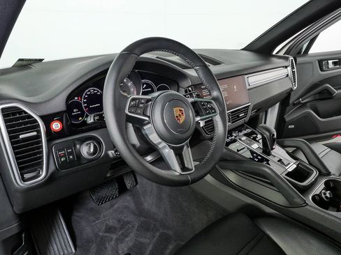 Certified 2022 Porsche Cayenne AWD/4WD image 4
