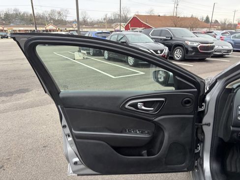 Used 2016 Chrysler 200 Limited w/ Convenience Group image 19