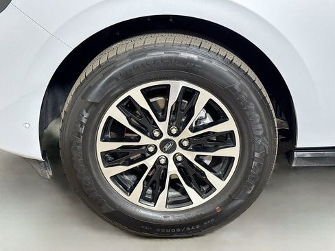 Used 2025 Ford Expedition Platinum AWD/4WD image 32