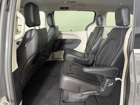 Used 2023 Chrysler Pacifica Touring-L AWD/4WD image 16