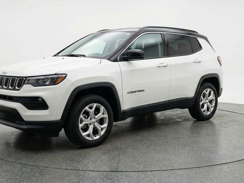 Used 2025 Jeep Compass Latitude image 3