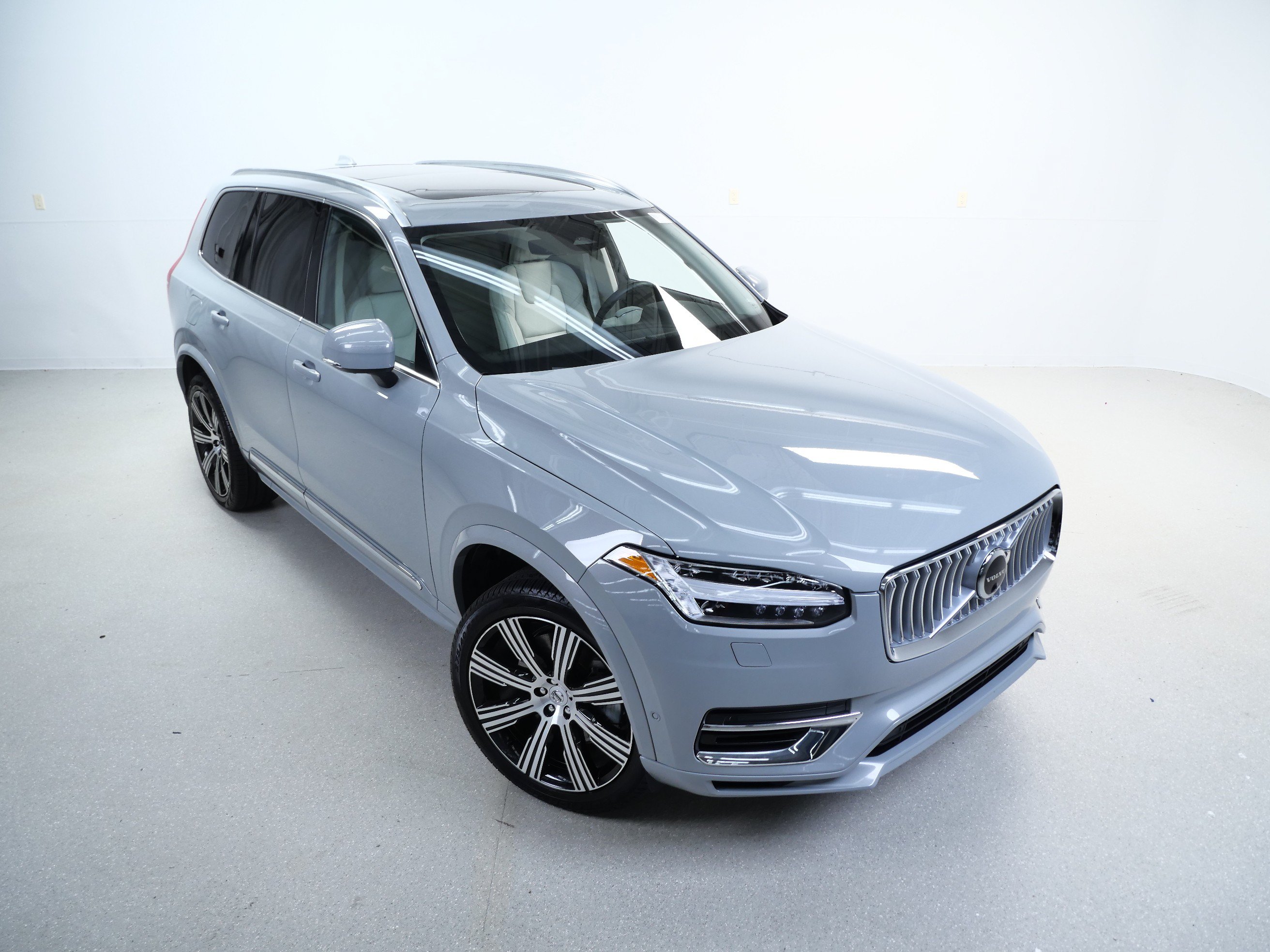 Used 2025 Volvo XC90 T8 Plus w/ Protection Package Premier AWD/4WD image 4