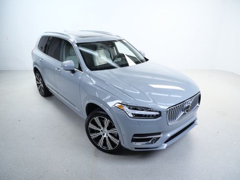 Used 2025 Volvo XC90 T8 Plus w/ Protection Package Premier AWD/4WD image 4