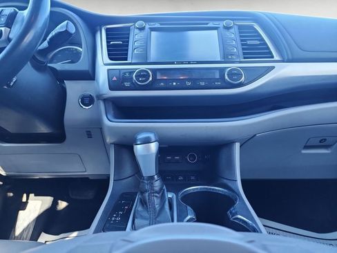 Used 2019 Toyota Highlander XLE AWD/4WD image 12