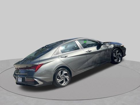 Used 2025 Hyundai Elantra SEL FWD image 6
