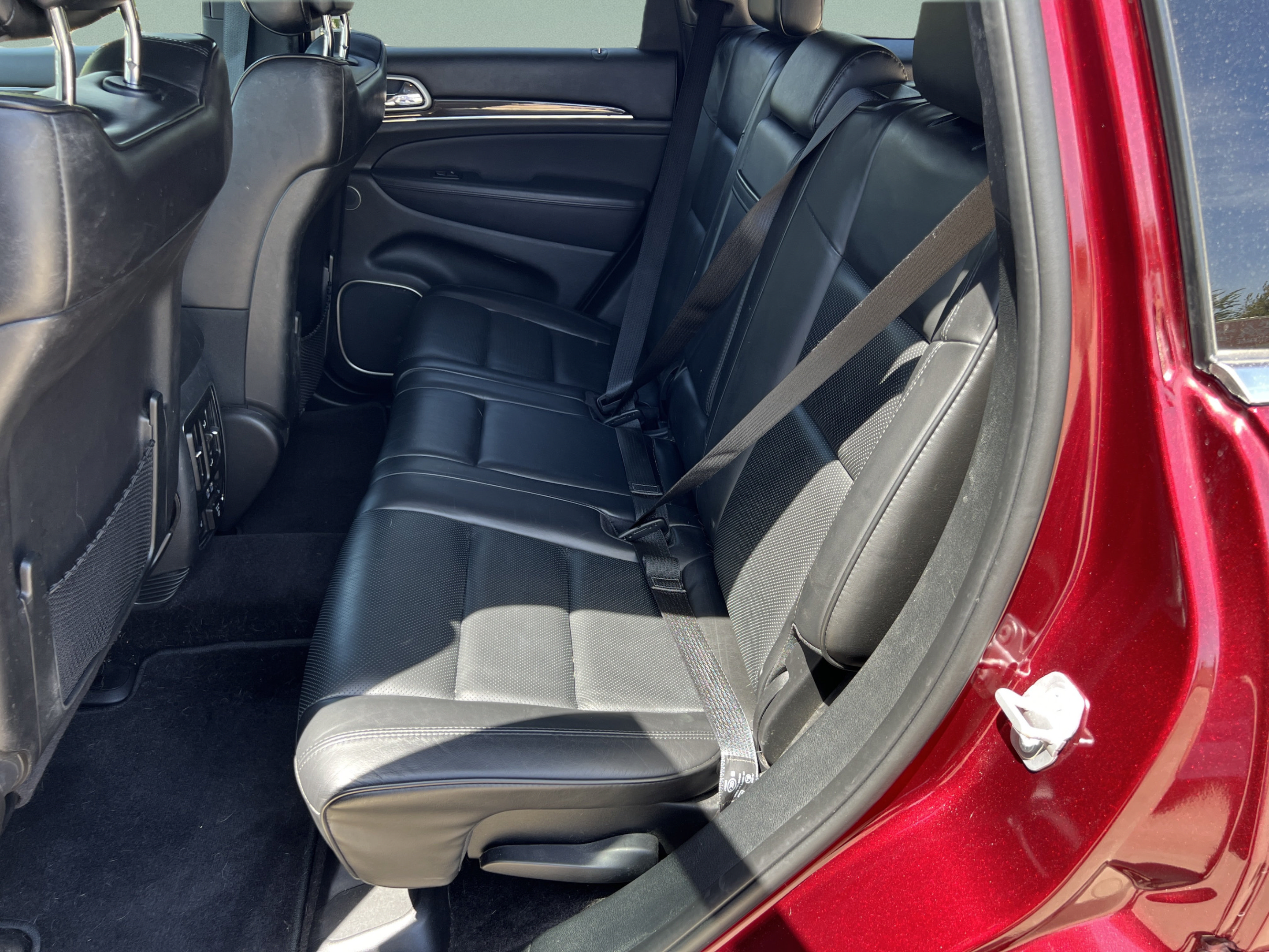 Used 2018 Jeep Grand Cherokee Overland AWD/4WD image 26