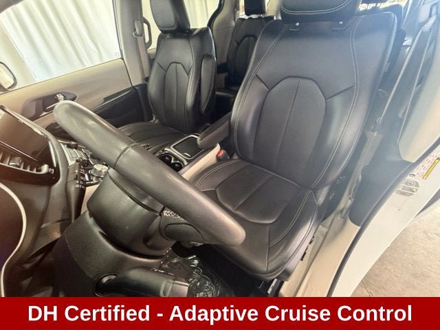 Used 2023 Chrysler Pacifica Touring-L FWD image 5