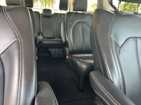 Used 2023 Chrysler Pacifica Touring-L FWD image 36