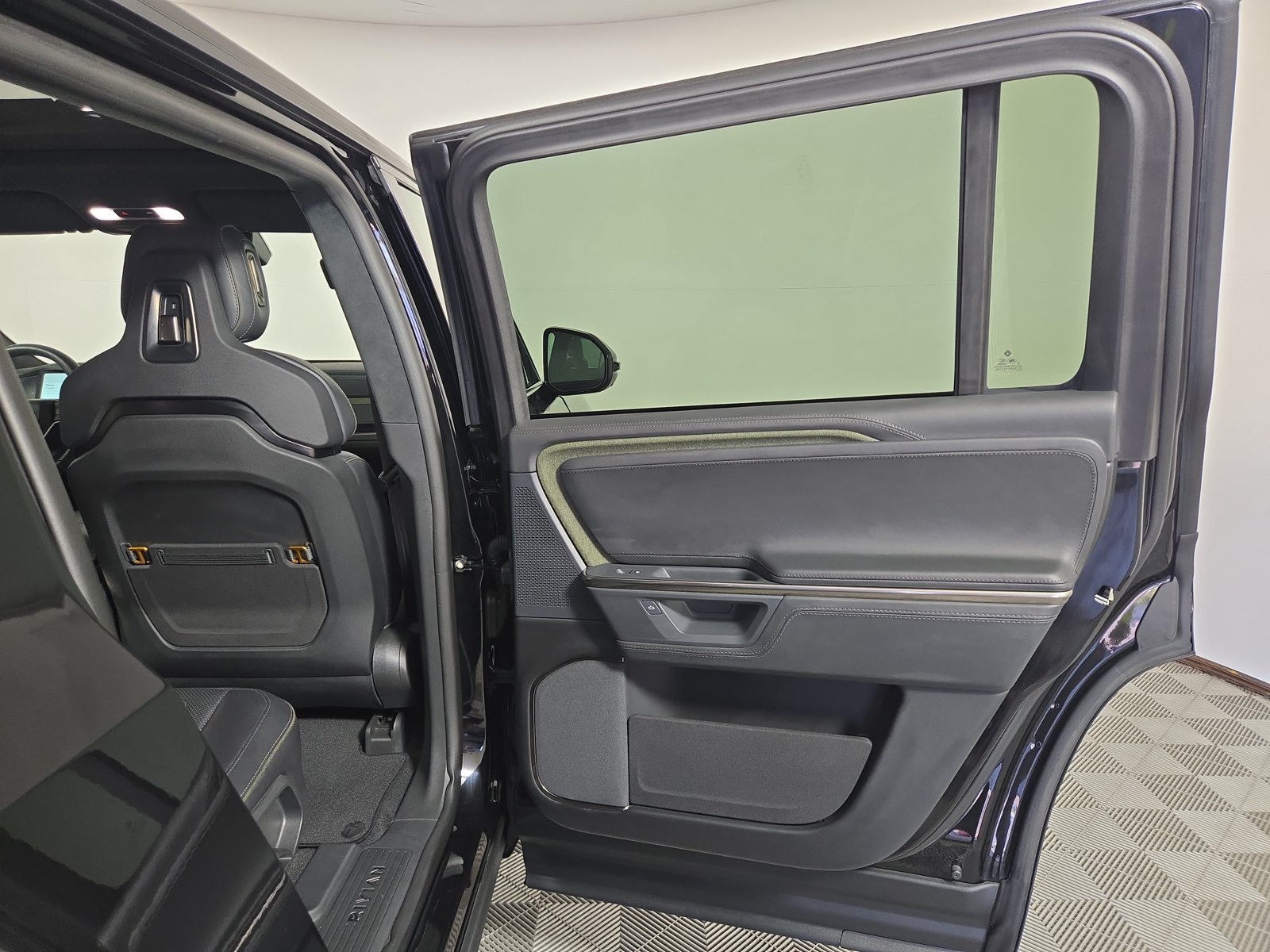 Used 2025 Rivian R1S Adventure Dual AWD/4WD image 19