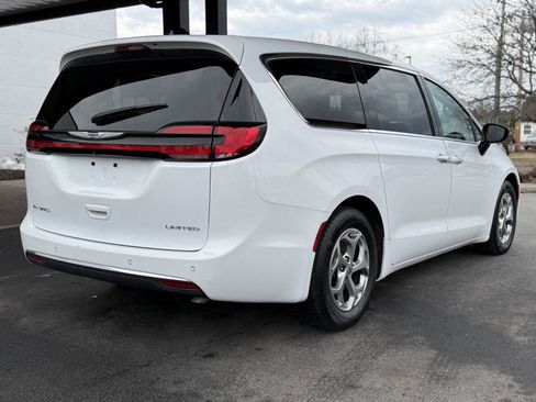 Used 2024 Chrysler Pacifica Limited image 5