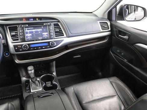 Used 2018 Toyota Highlander XLE image 21