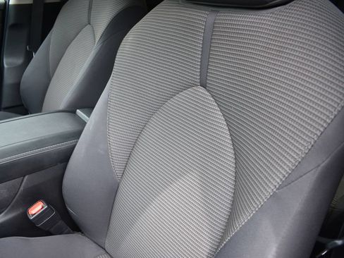 Used 2025 Toyota Highlander LE FWD image 11