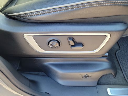 Used 2019 RAM 1500 Laramie AWD/4WD image 9