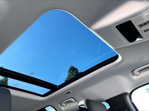 Used 2025 Land Rover Defender 110 S image 29