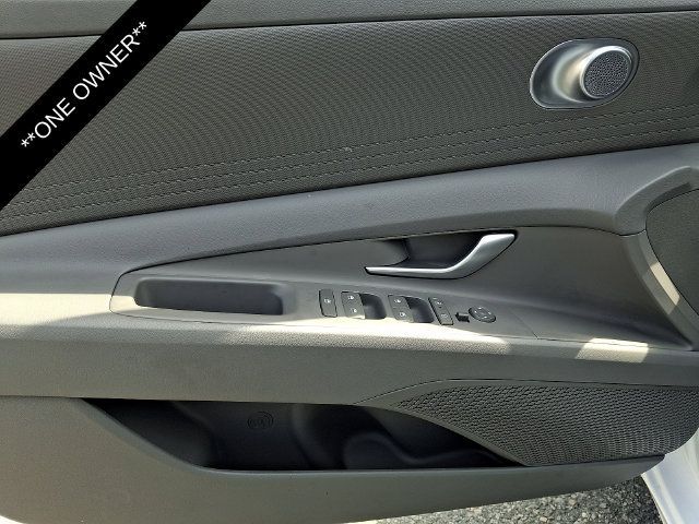 Used 2025 Hyundai Elantra SE FWD image 12