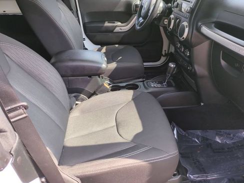 Used 2018 Jeep Wrangler Sahara w/ Connectivity Group AWD/4WD image 26