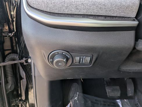 Used 2022 Jeep Compass Latitude FWD image 25